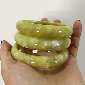 Mua Vòng tay màu vàng cho người mệnh Kim và Thủy cao từ 1.5 đến 2 cm ( ngọc việt nam hàng mới)