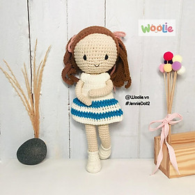 Búp bê len handmade bé nữ Jennie mặc váy trắng sọc xanh