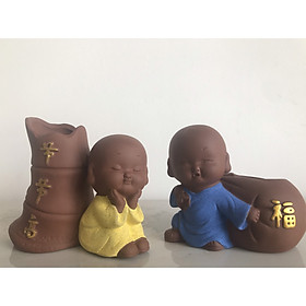 Bộ 2 chú tiểu vui vẻ trồng cây