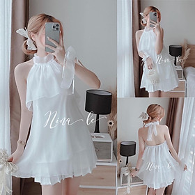 Sét váy cổ yếm màu trắng tinh khôi phối chân váy xếp ly siêu xinh giúp nàng nổi bật dự tiệc, dạo phố