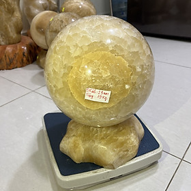 Cầu bi đá phong thủy tự nhiên màu vàng xuyên sáng đường kính 23cm, nặng 19 kg cho người mệnh Kim và Thổ