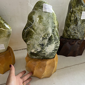Cây đá tự nhiên màu xanh đá serpentine cao 32 cm nặng 5 kg cho người mệnh Hỏa và Mộc
