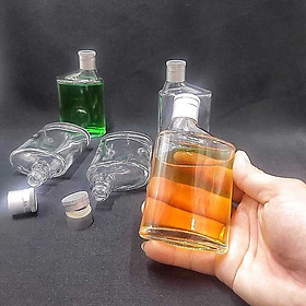 Chai Thủy Tinh Nhỏ Bỏ Túi 100ML (1 chai) mẫu Dẹt kiểu SỐ 6 nắp nhựa bạc - Chai đựng rươu Mini thiết kế độc đáo
