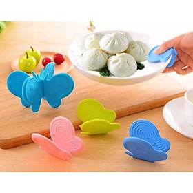 Sét 2 Kẹp nhấc nồi được làm từ chất liệu silicone mềm dẻo có khả năng chịu được nhiệt độ