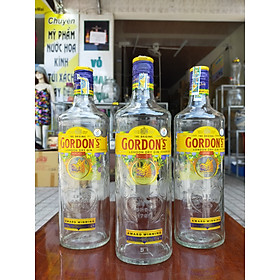 Chai thủy tinh trang trí tem vàng dung tích 700ml .