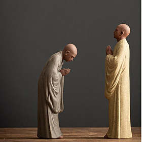 Tượng Tăng Nhân Bái Phật bằng gốm Tử Sa
