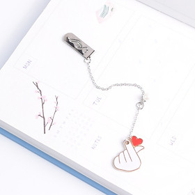 Bookmark kim loại mặt dây chuyền đính ngọc trai sáng tạo - Tay bắn tim