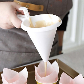 Mua Phễu rót bột làm bánh có tay cầm tiện lợi