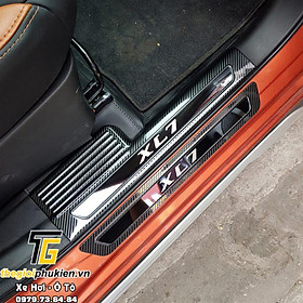 Bộ sản phẩm ỐP BẬC CỐP VÀ BẬC CỬA vân Carbon xe Suzuki XL7