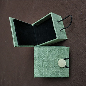 Hộp nhẫn bọc gấm sang trọng