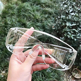 Kính nhựa trong suốt mang được kính cận bên trong hỗ trợ phòng dịch, ngăn chặn giọt bắn, chắn gió bụi, ánh nắng trực tiếp, tránh tia UV, bảo vệ mắt, kính bảo hộ
