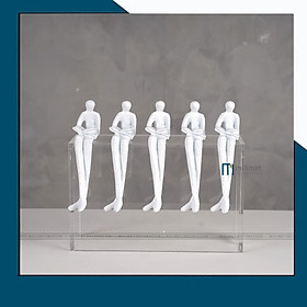 Décor 5 người trắng ngồi trên hộp