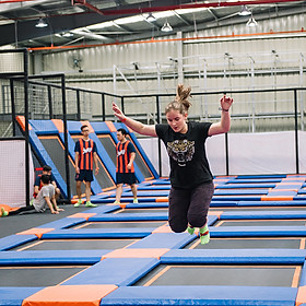 Vé Vào Khu Vui Chơi Bạt Nhún Jump Arena + Vớ Bám Bạt Nhún + Nước Uống Dành Cho 1 Người (HCM/ HN)