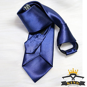 Cà vạt học sinh nam bản nhỏ 5cm style hàn quốc vải phi bóng màu đen KING, caravat công sở giá rẻ C0155
