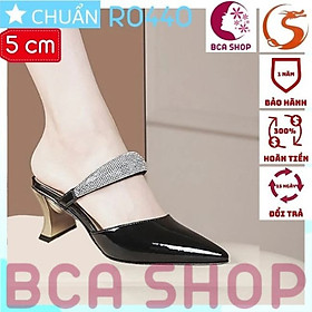 Giày cao gót nữ bít mũi cao 5 phân RO440 ROSATA tại BCASHOP quai ngang gắn hạt kim cương nhỏ và gót kiểu guốc sành điệu - màu đen