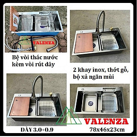 Chậu rủa chén bát 1 hố lớn Valenza 78x46cm inox304 dày 3,5li kèm vòi liền thác nước, vòi rút dây 3 chế độ, 2 khay inox, thớt gỗ và bộ xả chậu thoát nhanh chống hôi-Hàng chính hãng