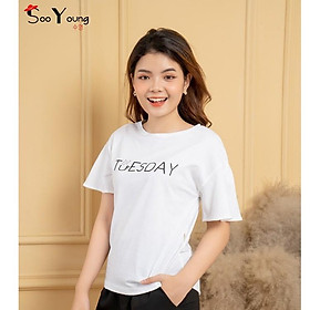 Áo thun dáng rộng cổ tròn tay xếp in hình TUESDAY -Sooyoung