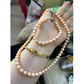 Bộ Trang Sức Ngọc Trai Cam Hồng Mới Bóng đẹp Gồm Vòng tay và Dây Đeo Cổ size hạt 8mm chuỗi cổ dài 22cm ạ Chất liệu Ngọc Trai Màu Cam Hồng Nhẹ Bóng Rất Đẹp rất xinh và Sang ạ Món Quà Ý nghĩa dành tặng Mẹ, Vợ, Chị Em luôn ạ