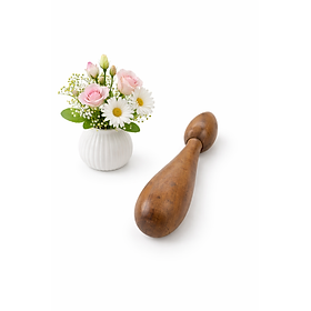 Dụng cụ massage N H home bằng gỗ thơm hình cái dùi.