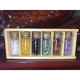 Mua 1 BỘ 6 CHAI ĐÁ THẠCH ANH TỰ NHIÊN MÀU ĐẸP TRONG HỘP GỖ THƠM THƠM NHỎ XINH  TẠO NĂNG LƯỢNG DƯƠNG THU HÚT TÀI LỘC VÀO  (DÀI 15CMXCAO6 5CMXSÂU 3CM)
