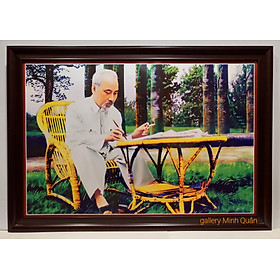 TRANH BÁC HỒ NGỒI LÀM VIỆC TRONG VƯỜN HOA PHỦ CHỦ TỊCH