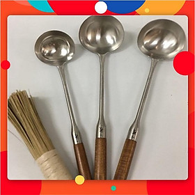 Mua Combo mua 2 vá xào gỗ liêm bất kỳ tặng 1 cây chổi chùi chảo