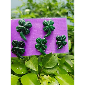 Mặt dây chuyền Mới Đẹp Bông Hoa Cỏ 4 lá có cuốn dài Đá Cẩm Thạch Xanh Đậm Tự Nhiên Ngang 15mm x dài 20mm x dầy 3mn Nữ mệnh Thủy Mộc Hỏa bọc vàng lên đeo thiệt là đẹp xinh ạ