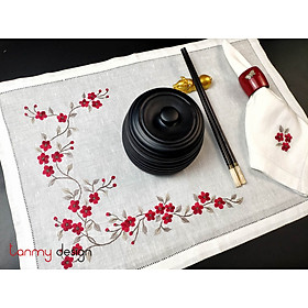 Bộ lót đĩa và khăn ăn linen thêu hoa đào leo