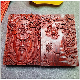 Mua (tặng đá bấc )  BẬT LỬA XĂNG ĐÁ VỎ GỖ ĐÀN HƯƠNG KHẮC HÌNH QUAN VŨ CẦM GIÁO  - bật lửa xăng đá  - bật lửa hộp quẹt giá rẻ - bat lua gỗ - hop quet -bật lửa sành điệu