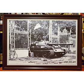 Ảnh gốc quân giải phóng dùng xe tăng húc đổ cổng dinh Độc Lập 30/04/1975 