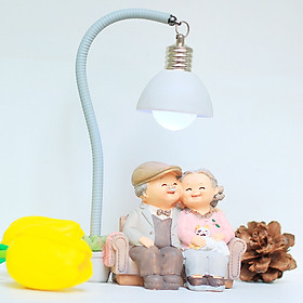 Tượng ông bà anh ôm mèo tâm sự dưới đèn