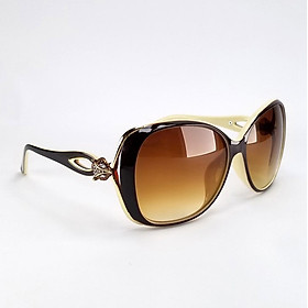 Mắt kính mát nữ thời trang DKY9344K form oval màu nâu trà. Tròng Polarized phân cực chống tia UV, gọng Polycarbonate.