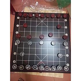 Bộ bàn cờ tướng gỗ trắc và quân gỗ trắc đỏ đen kt bàn 48×50×3cm ,kt mặt quân tiện gù 4cmdầy 2cm 