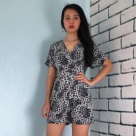 Jumpsuit ngắn cổ đắp chéo, tay liền, họa tiết da beo