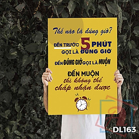 Mua Tranh động lực trang trí văn phòng làm việc - Thế nào là đúng giờ? Đến trước 5 phút gọi là đúng giờ  đến đúng giờ gọi là muộn  đến muộn thì không thể chấp nhận được - DL163