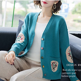 Hình ảnh Áo cardigan len nữ trung niên phối họa tiết túi và tay ArcticHunter, chất len dày dặn ấm áp, thích hợp thu đông.