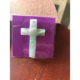 MẶT DÂY CHUYỀN PHONG THỦY THÁNH GIÁ CHÚA GIÊ SU ĐÁ CẨM THẠCH SỊN TRẮNG NGỌC NGÀ LAM XANH LÁ ĐẸP CAO 38MM NGANG 22MM DẦY 3MM