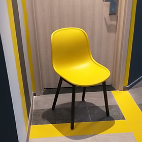 Ghế bàn ăn thân nhựa màu vàng cứng cáp chân thép sơn tĩnh điện đen dành cho căn hộ hiện đại Ghế làm việc Ghế học bài tại nhà NEU-P CAPTA tại Tp.HCM