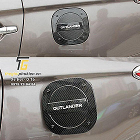 Ốp nắp đậy bình xăng Mitsubishi Outlander vân Carbon