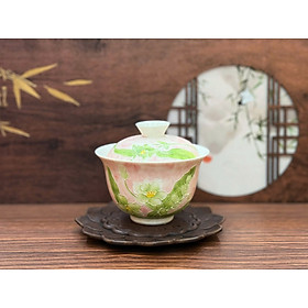 CHÉN KHẢI ĐÁ QUẶNG TRẮNG KHẮC HOA SEN XANH TRÊN NỀN MÀU HỒNG - 120ML - GAIWAN