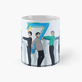 Ly sứ in hình nhóm BTS Map of the Soul 7