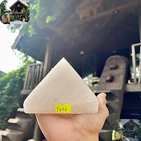 Kim tự tháp đá thạch anh trắng NHA SAN T630 Ánh sáng soi đường cho tâm hồn - 1.1 kg (8 x 10.2 cm)