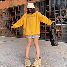 Áo sweater màu vàng in chữ