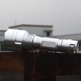 Đèn pin cầm tay C8 V2-1A hợp kim nhôm tích hợp chip led CREE siêu sáng đa năng cao cấp (Tặng kèm pin)