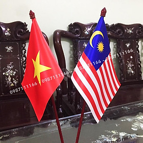 Mua Cờ Để Bàn Đế gỗ Cắm 2 cờ  Việt Nam - Malaysia In Kỹ Thuật Số