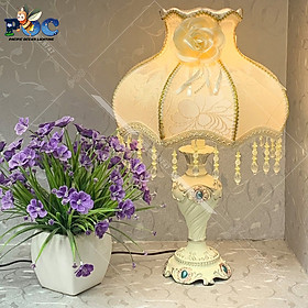 Mua Đèn Ngủ Để Bàn Tân Cổ ĐiểnThiết Kế Tinh Tế Thân Sứ Composite Hoa Văn Sắc Nét Chao vải Lụa Cao Cấp MB8108