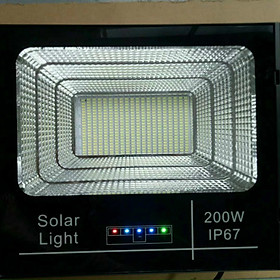 Mua Đèn pha năng lượng mặt trời 200w báo pin mới nhất hiện nay vỏ nhôm chống nước IP67