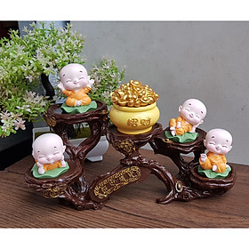 Bộ 04 tượng chú tiểu ngồi lá sen kèm chum vàng bằng sứ và chân đế ngang 5 ánh vàng