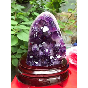 Miếng Đá Thạch Anh Tím Đế Gỗ Hút Tài Viên Tím Đậm Nhô Ra Tỏa Năng Lượng Tốt Cao 16cm Ngang 12cm Sâu 11cm Công Dụng Thu Hút Tài Lộc Đặt Bàn Việc Bàn Thờ Thần Tài ạ