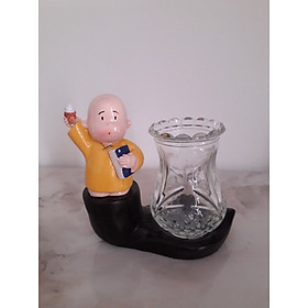 Bộ tượng 3 chú tiểu áo vàng bên lọ thủy tinh